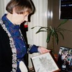 Dorrith looking at photo of Kinder reunion