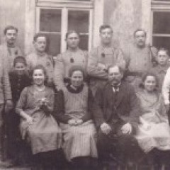 Sidney Mayer's mother (far right) with French soldiers who were billeted with his grandmother after the First World War